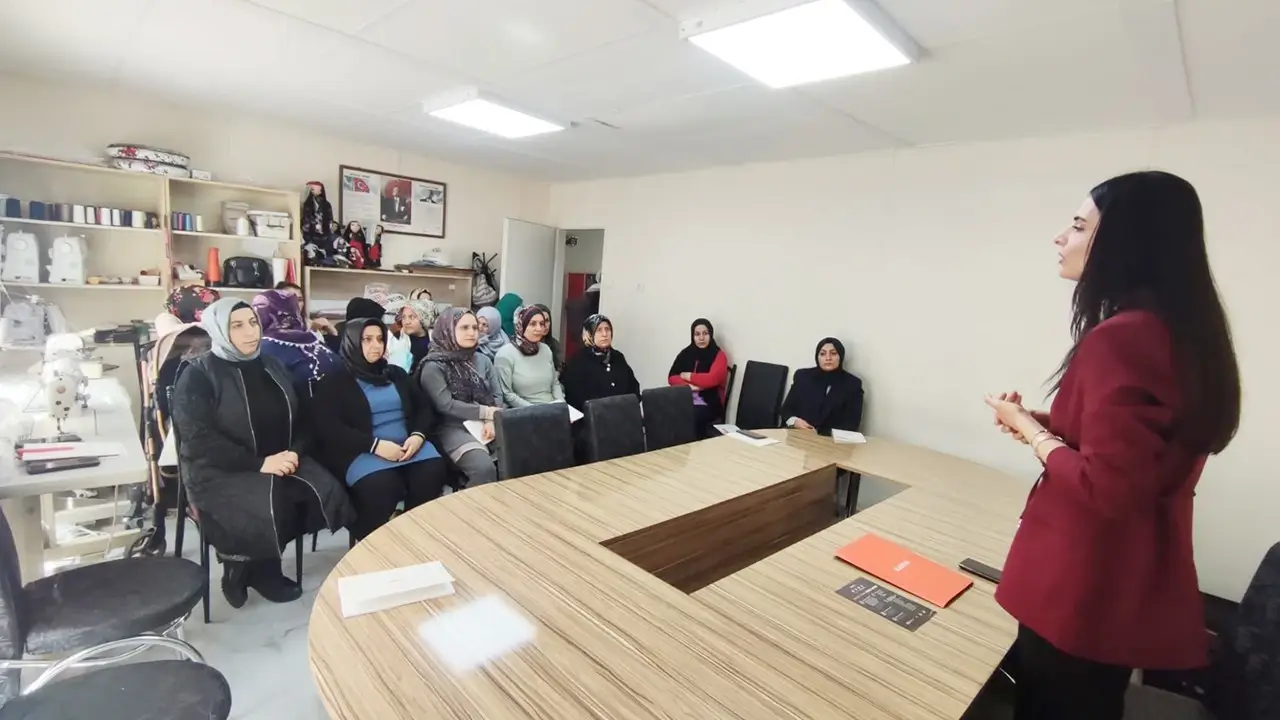 Kadınlar Haklarını Öğrenerek Toplumsal Güçlenme Sağlıyor