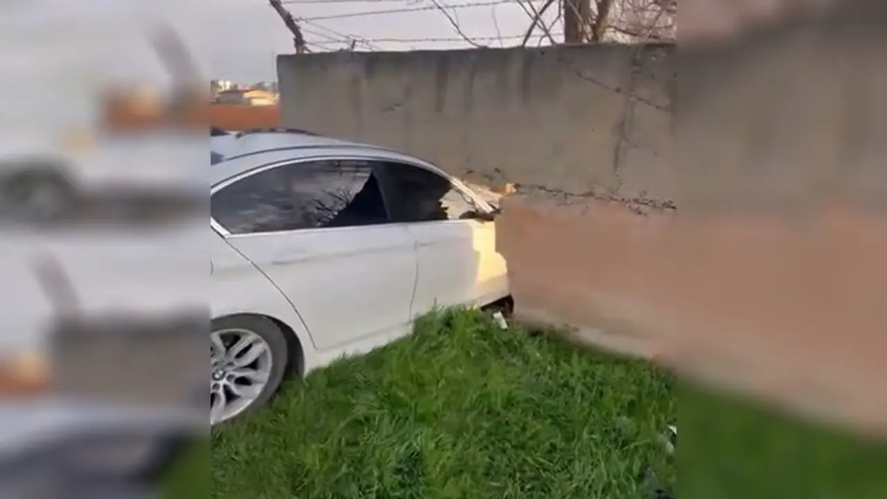 Kontrolden Çıkan Otomobil Bahçe Duvarına Çarptı