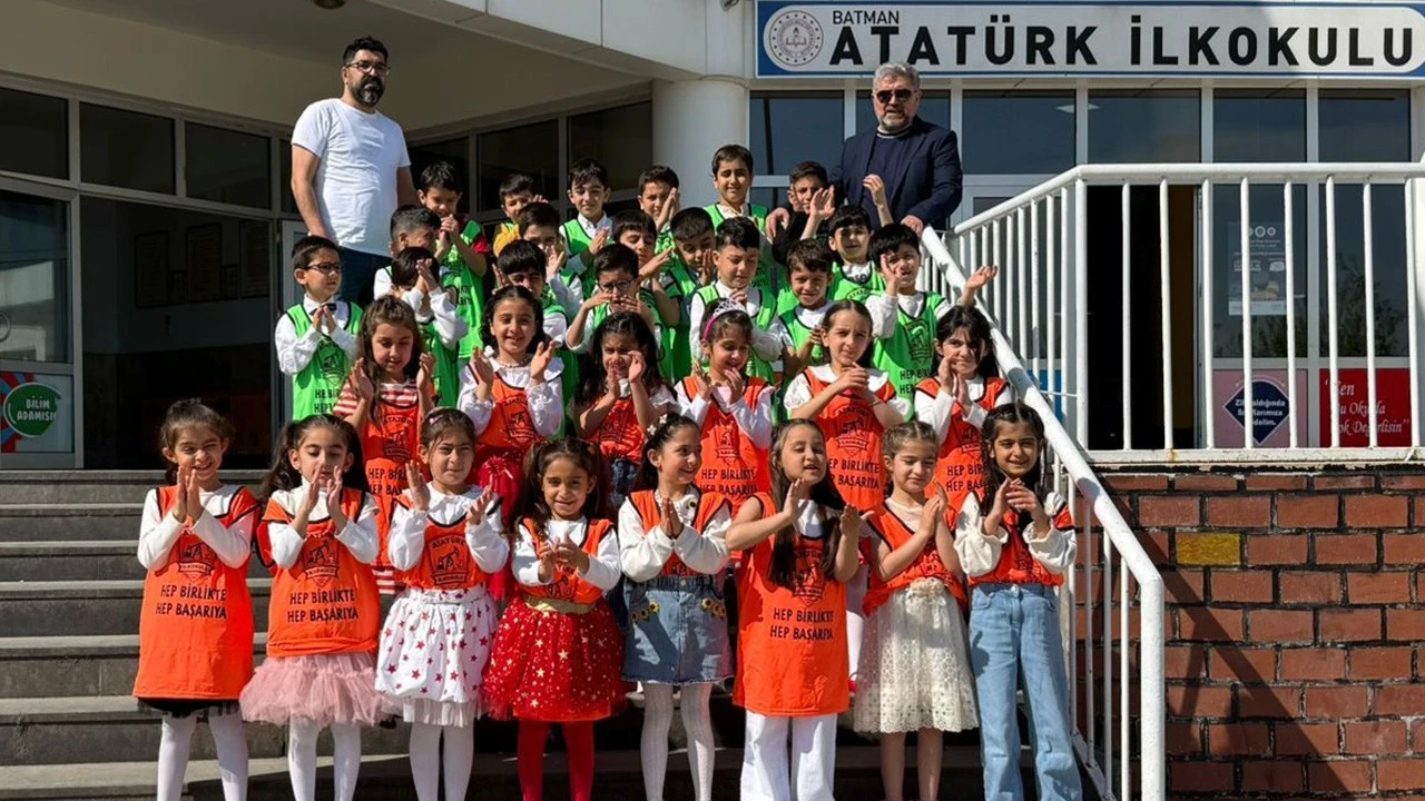 Minik Öğrencilerden Renkli Tiyatro ve Halay Gösterisi