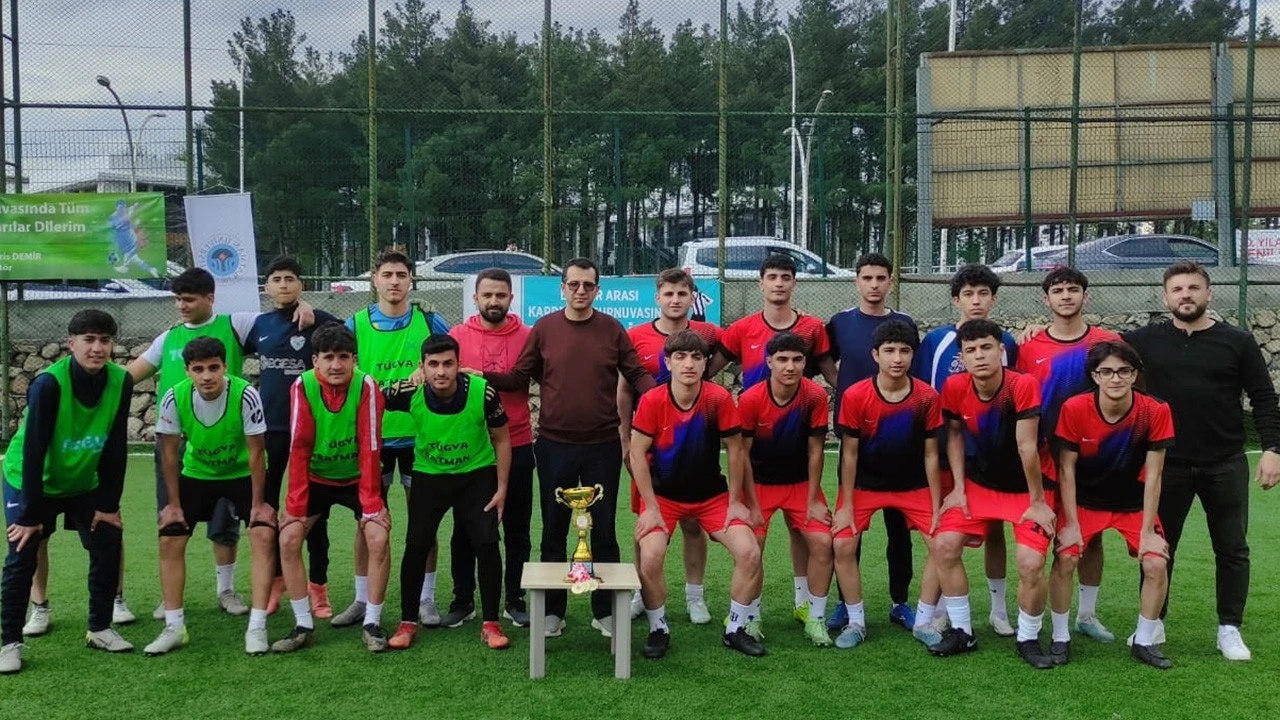 Batman Lisesi, Gençler Arası Futbol Turnuvasında Şampiyon Oldu