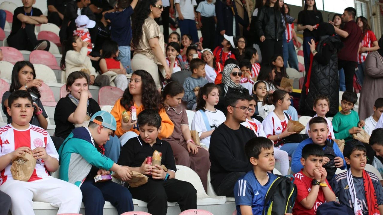 Vali Canalp, Öğrencilere Futbol Coşkusunu Yaşattı