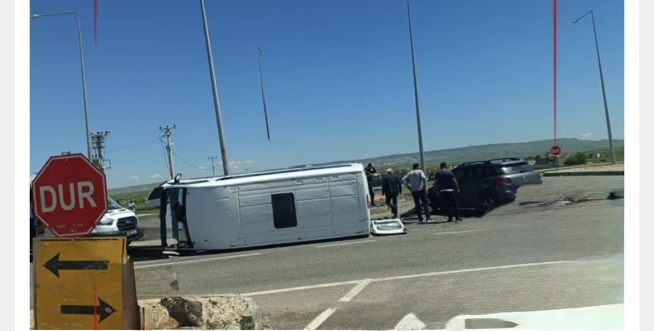 Hasankeyf Yolunda Minibüs Devrildi, 6 Kişi Yaralandı