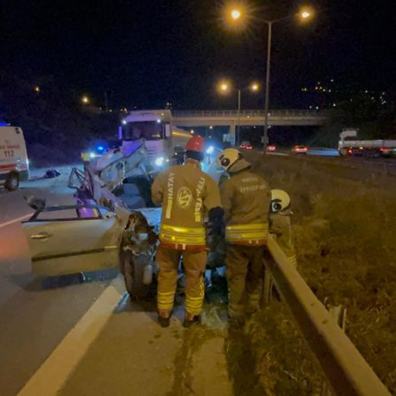 İskenderun’da TIR’a Çarpan Otomobilde Genç Kız Hayatını Kaybetti