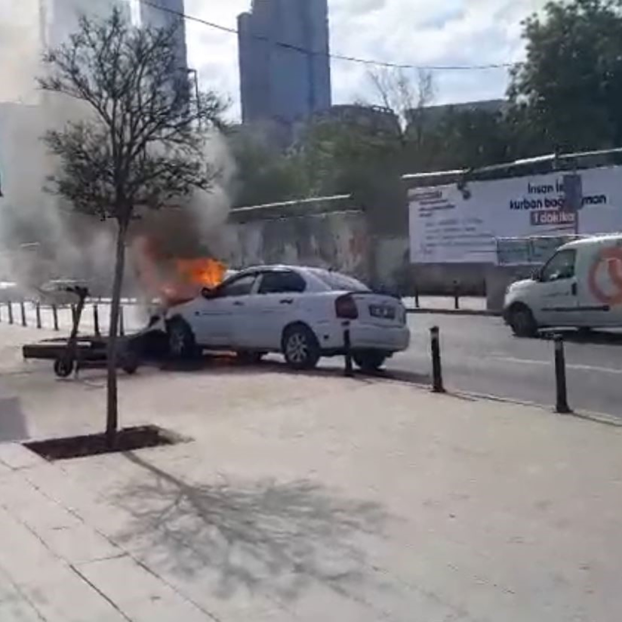 Şişli’de Benzin Sızıntısı Nedeniyle Araç Yangını