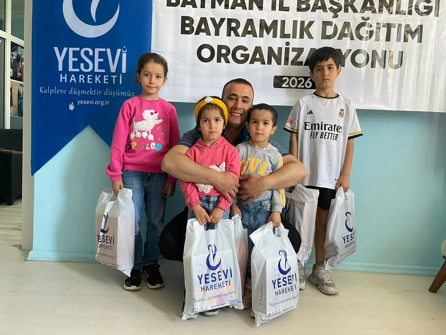 Batman YESEVİ Hareketi, 500 Çocuğa Bayramlık Kıyafet Desteği Sağladı