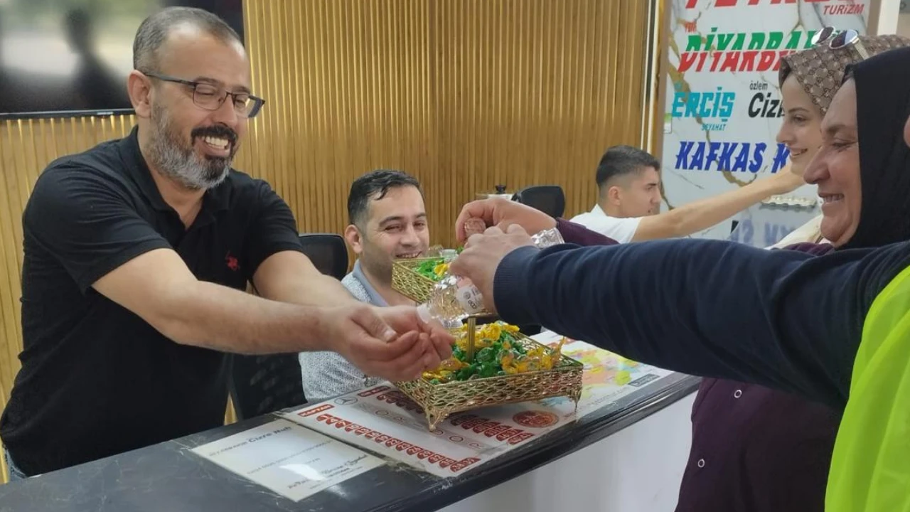 Batman’da Bayramda Yolculara Şeker ve Kolonya İkramı