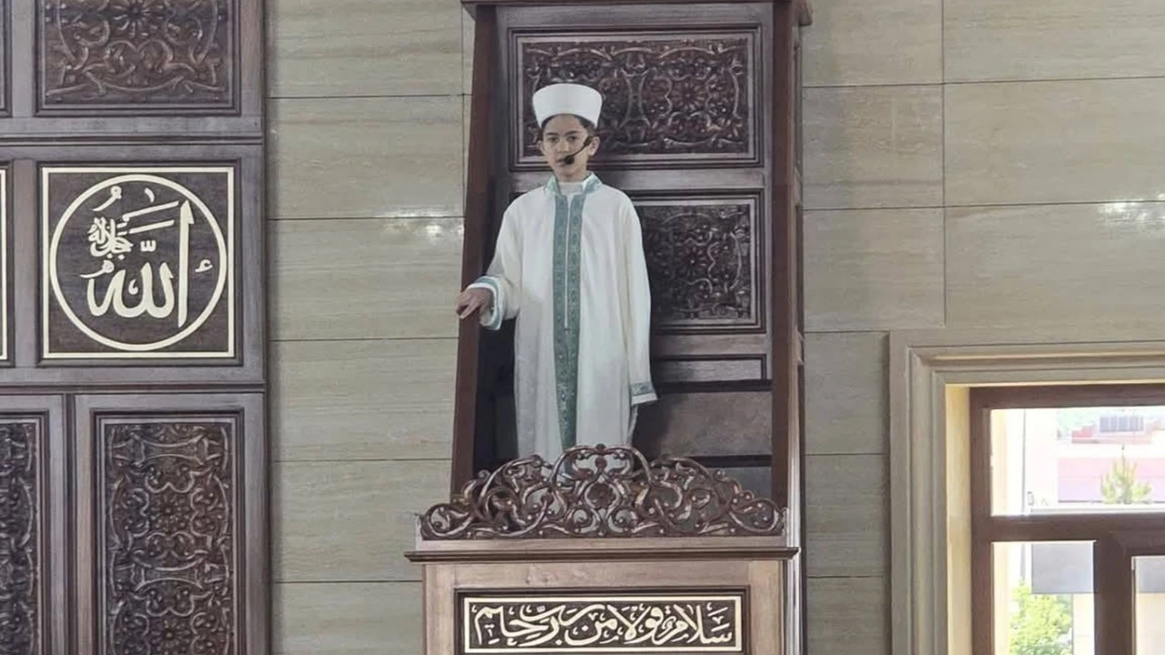 13 Yaşındaki Hafız Minberde Cemaati Etkiledi