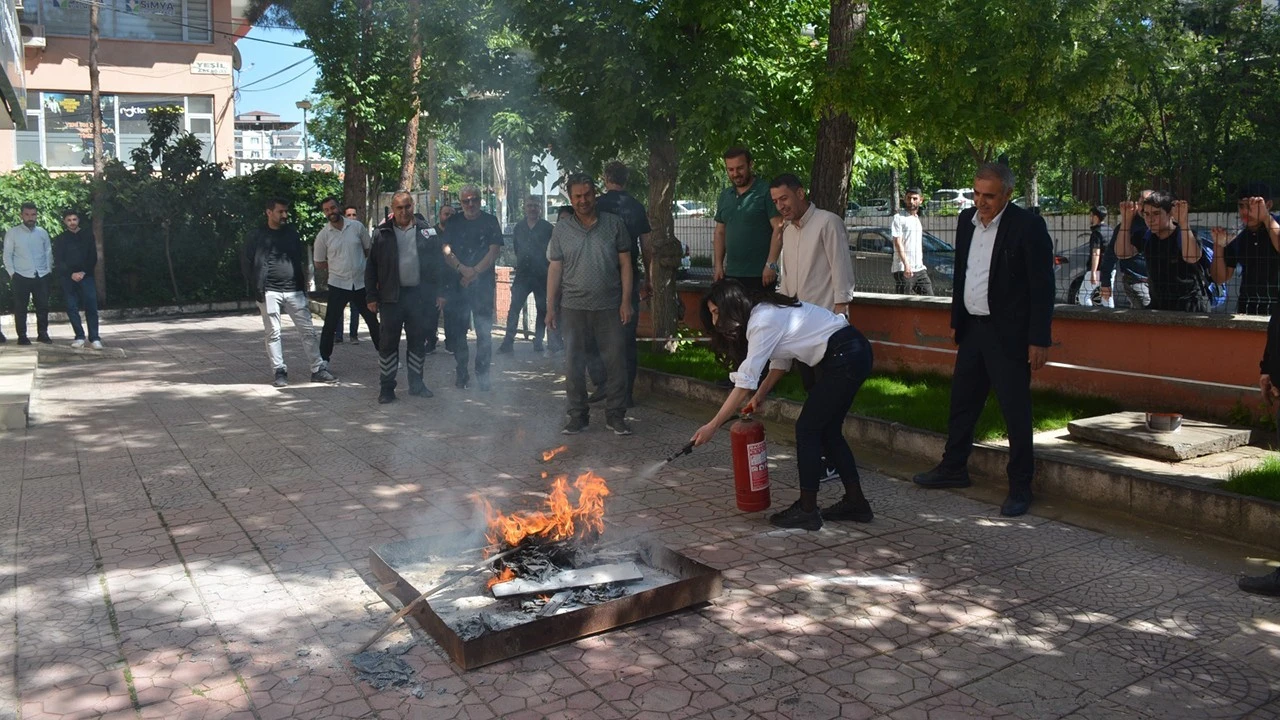 Gençler Yangın Eğitimi ile Güvenli Yaşamı Öğreniyor