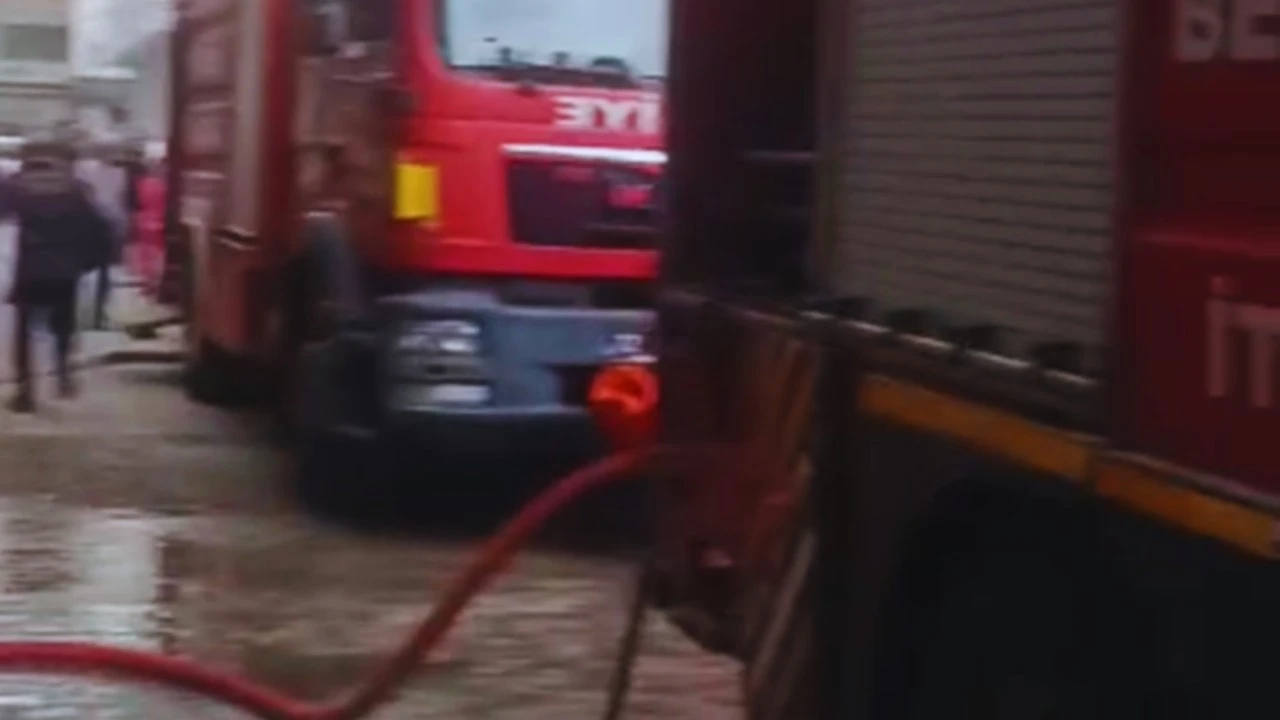 Karşıyaka Mahallesi’nde Depo Yangını Kontrol Altına Alındı