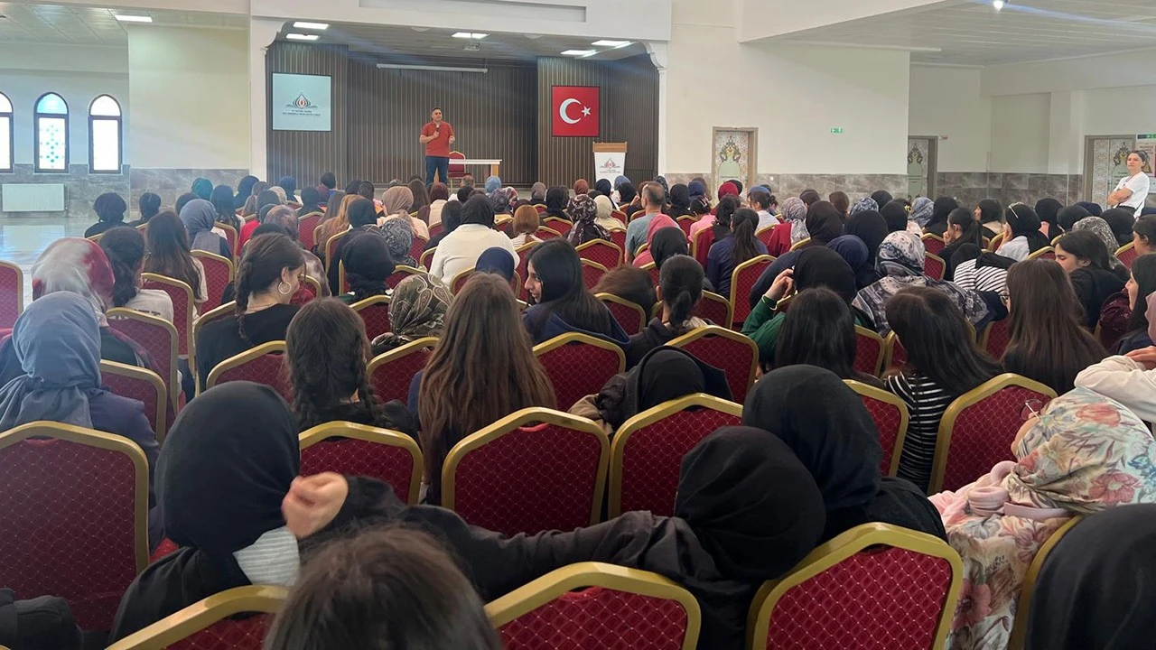 Ünlü Akademisyen Öğrencilerle Buluştu