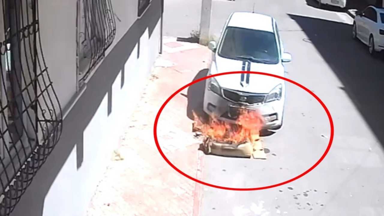 Batman’da çocukların ateşi otomobilin yanmasına neden oldu