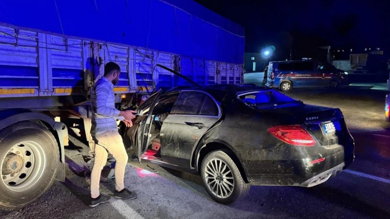 Kozluk’ta Tır Altında Kalan Otomobilde 2 Kişi Yaralandı