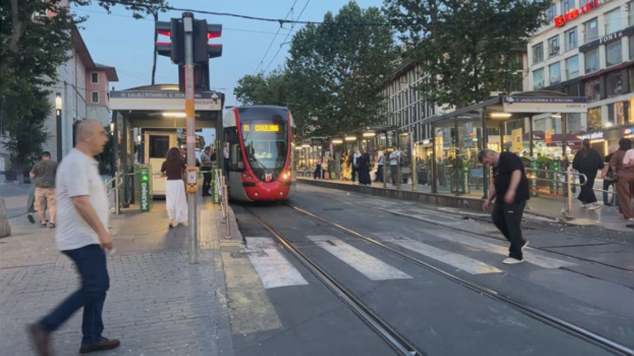 Fatih’te tramvay raylarına düşen çocuk hayatını kaybetti