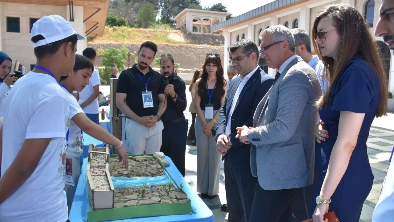 Batman’da TÜBİTAK 4006 Bilim Fuarı ve FENX Olimpiyatları Başladı