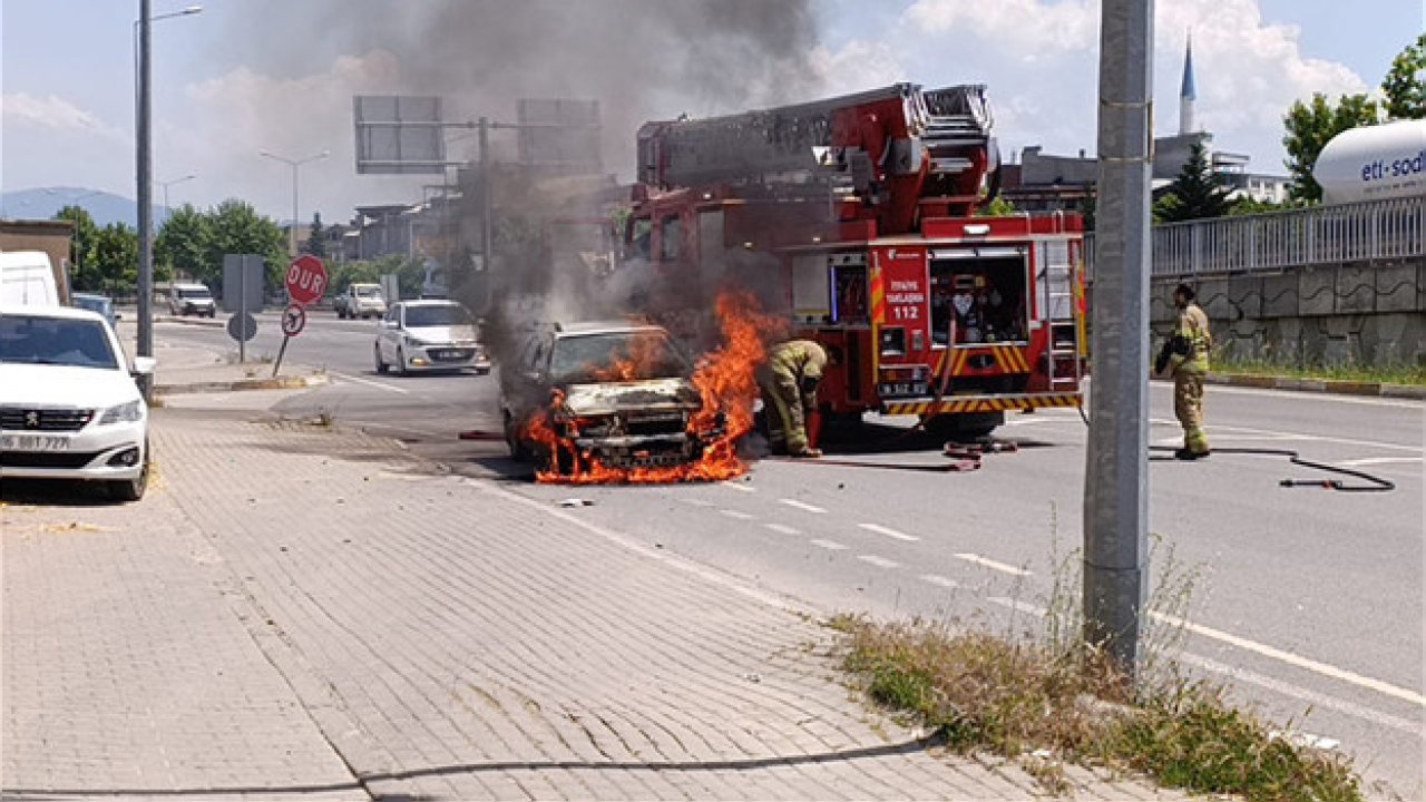 Bursa İnegöl’de Seyir Halindeyken Otomobil Motorundan Yangın Çıktı