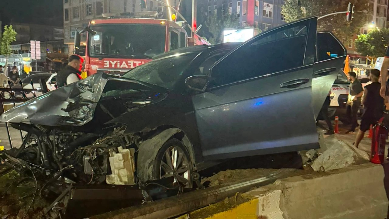 Batman Valilik Kavşağında Araç Refüje Çarptı, Yaralılar Var