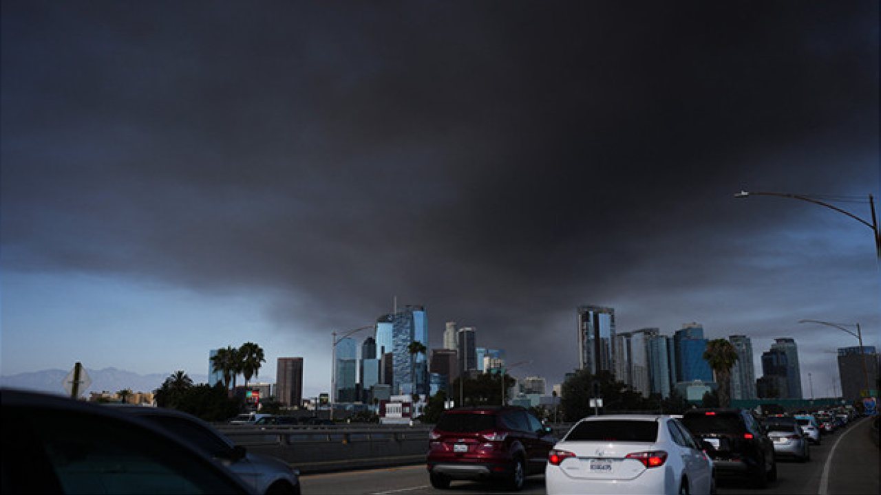 Los Angeles’ta depo yangını nedeniyle duman ve tehlikeli madde uyarısı