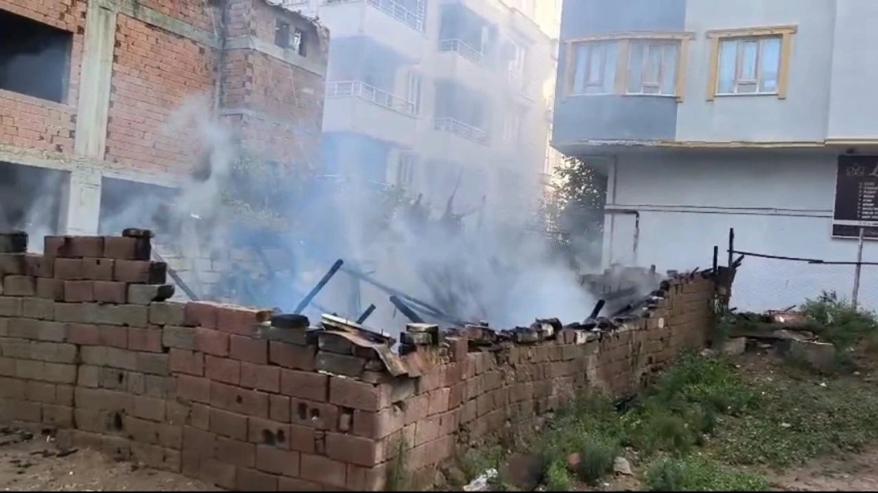 GAP Mahallesi’nde Odunluk Yangını Paniğe Yol Açtı