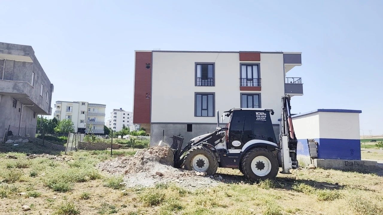 Güneykent Mahallesi’nde Moloz ve Atıklara Karşı Temizlik Çalışması