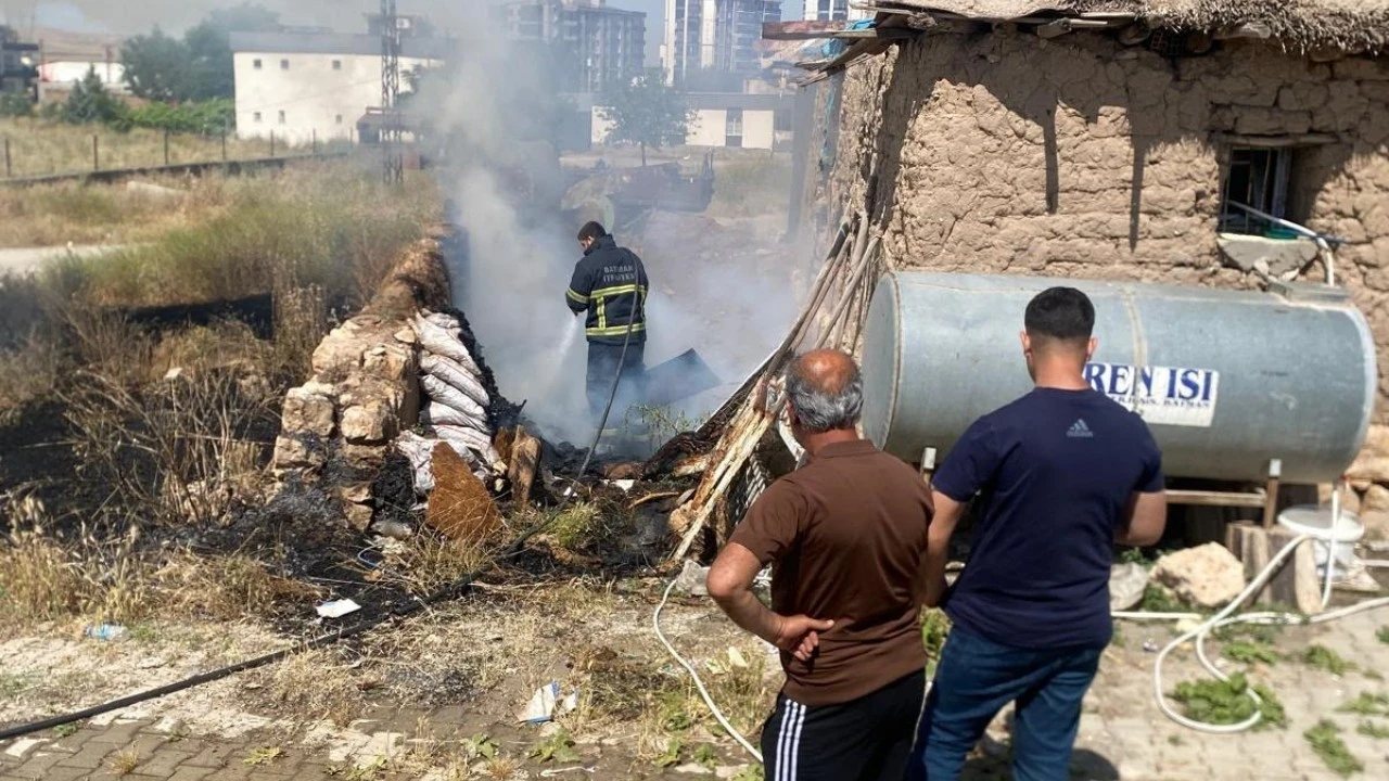 Akça Köyü’nde Mezarlık Yanındaki Yangın Hızla Söndürüldü