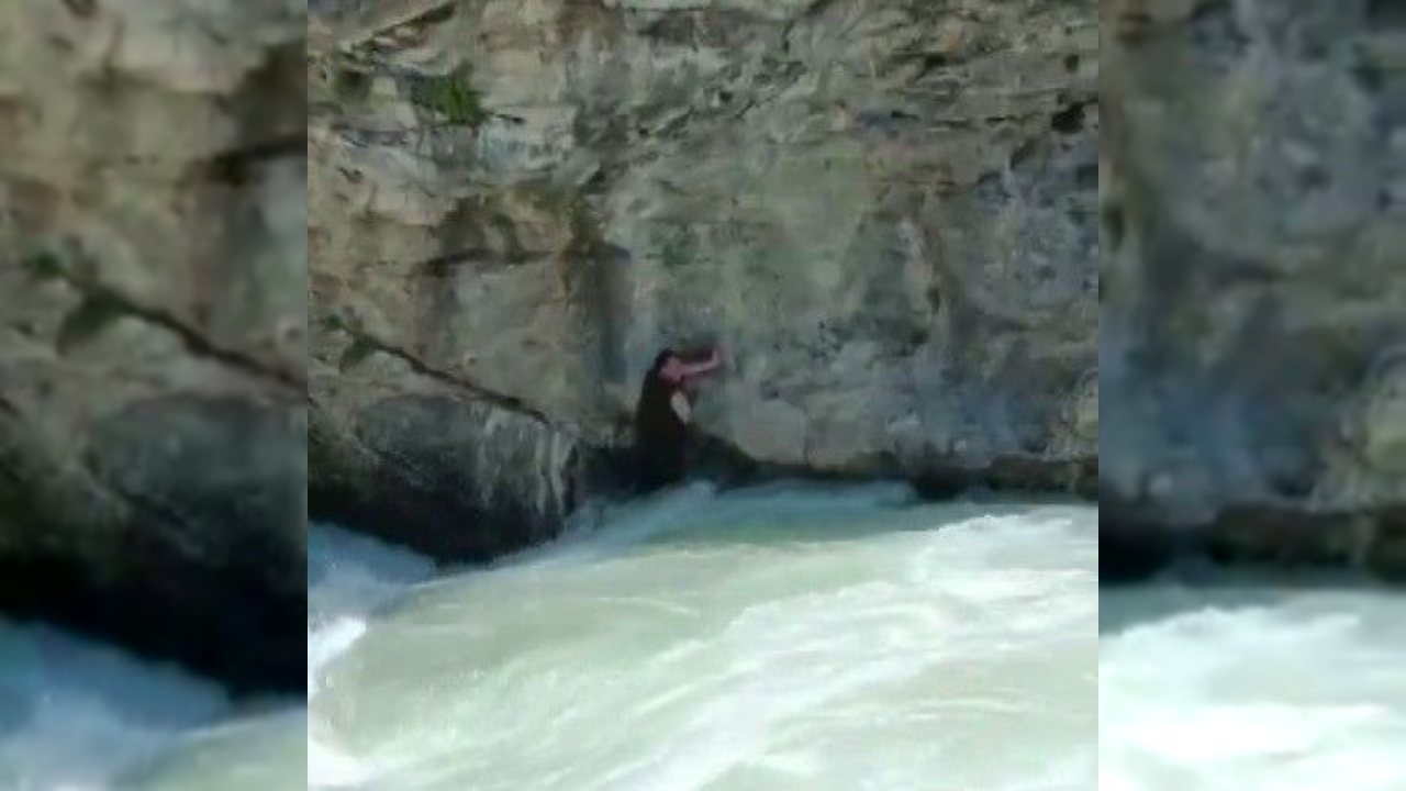 Ceyhan Nehri’nde kaybolan kişinin mahsur kaldığı anlar görüntülendi