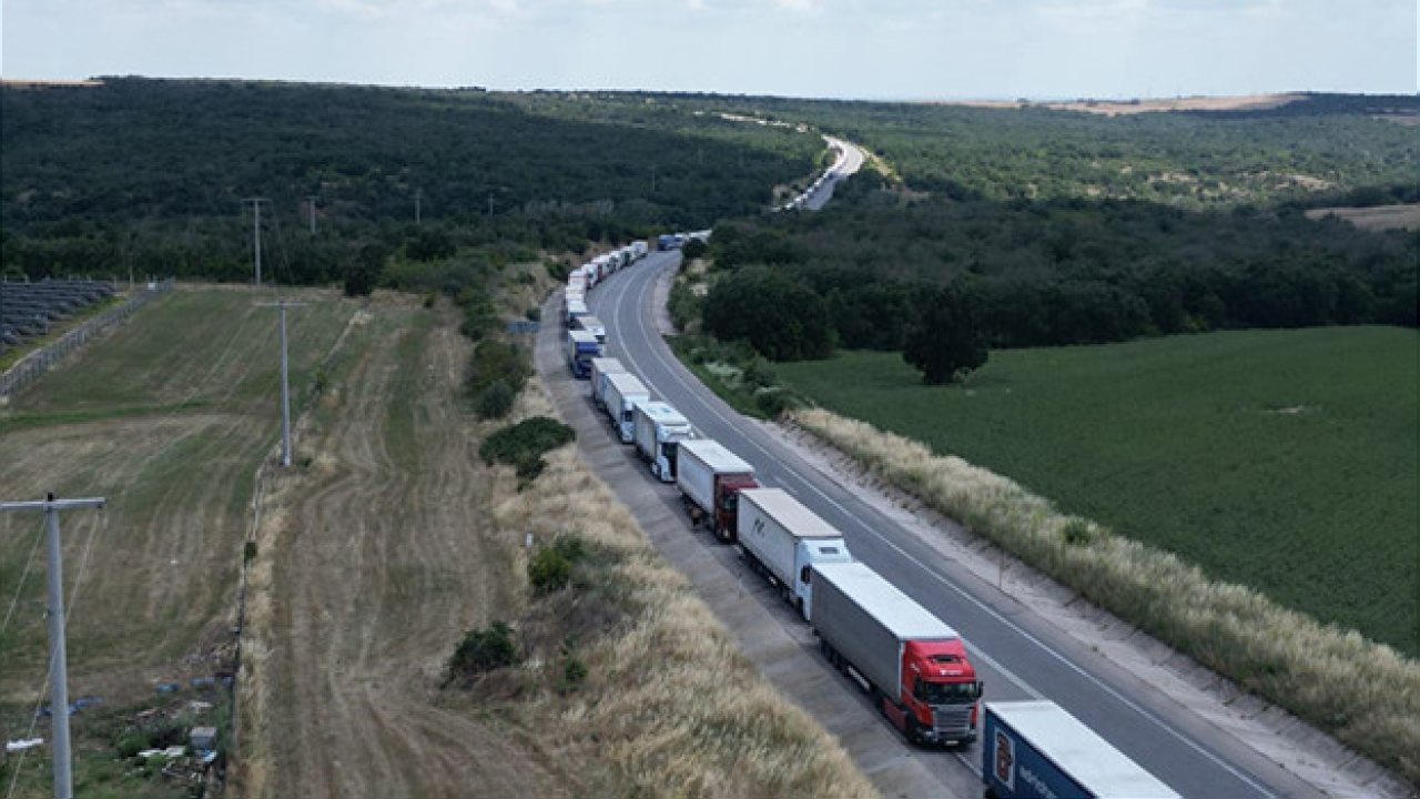 Hamzabeyli Sınır Kapısı’nda 20 Kilometrelik TIR Kuyruğu Oluştu