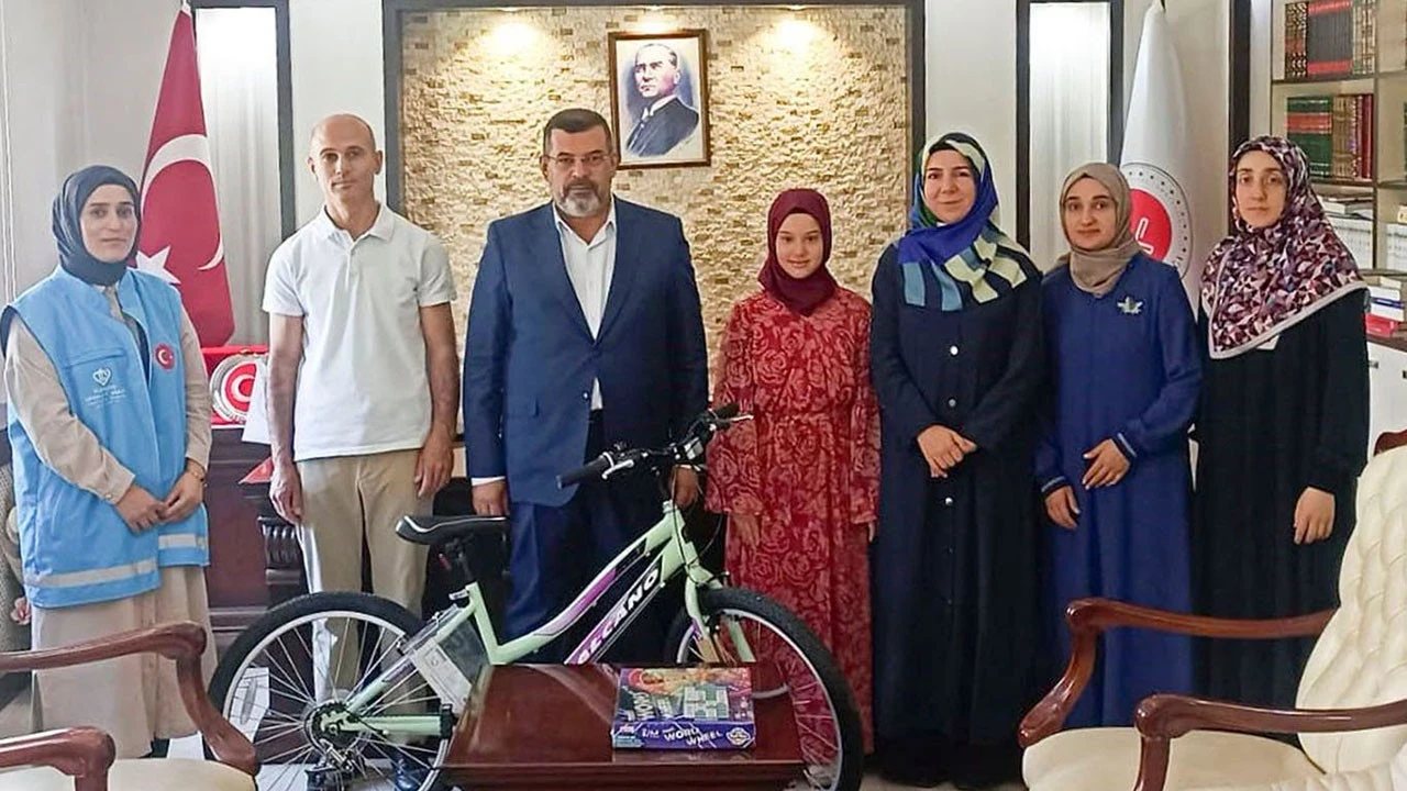 Batman’da Hafızlık Programını Tamamlayan Rukiye Hümeyra’ya Hediye Takdimi