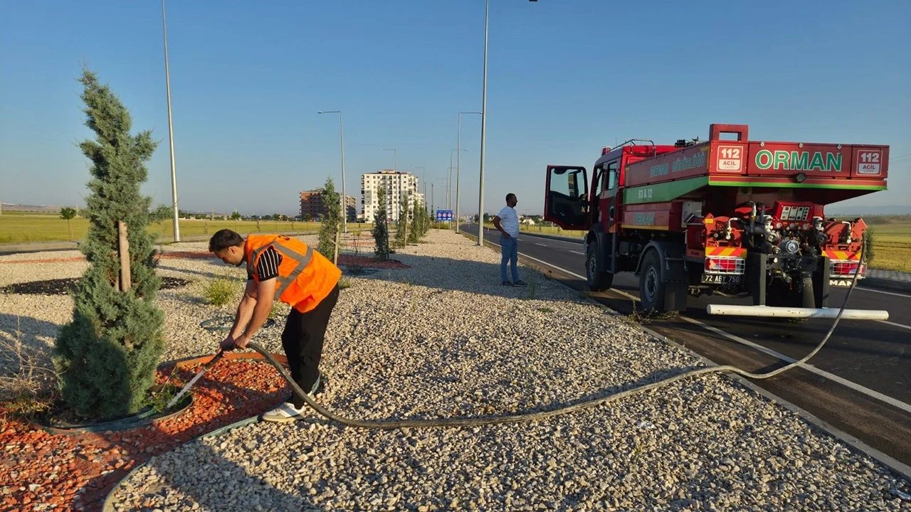 Batman’da Fidanlar İçin Sabahın İlk Işıklarıyla Sulama Çalışması