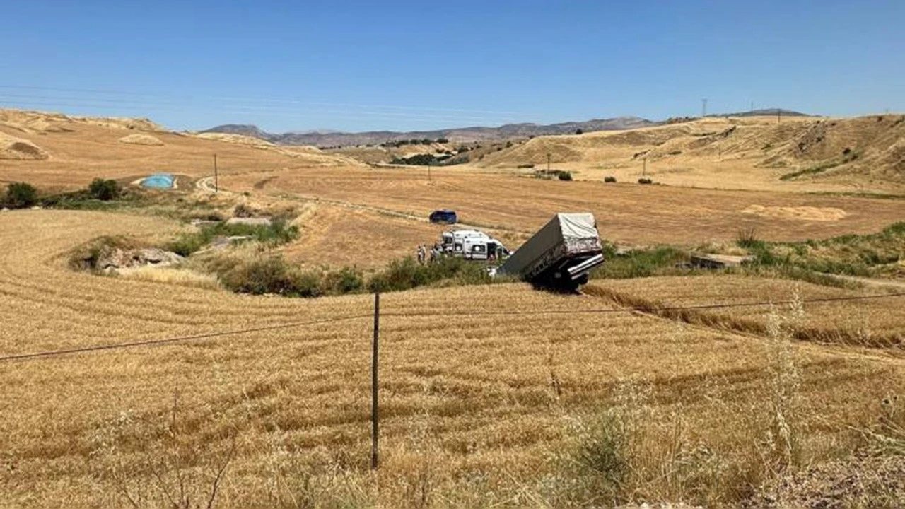 Bekirhan’da Tır Sulama Kanalına Uçtu, 3 Kişi Yaralandı