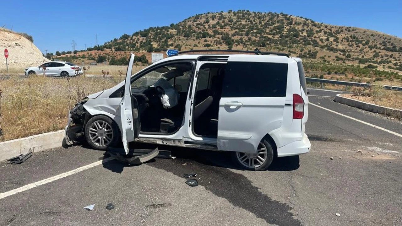 Gercüş’te Hafif Ticari Araç Refüje Çarptı, Yaralanma Yok