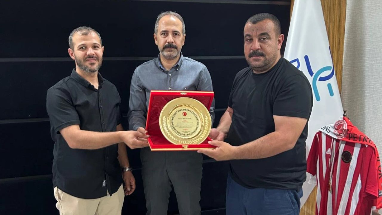 Kardelen Mahallesi Muhtarı Altunç’a Elektrik Hizmetleri İçin Plaket Verdi
