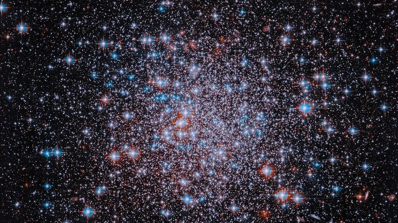 Hubble Teleskobu, Samanyolu’nun En Eski Yıldız Kümesini Renkli Görüntüledi