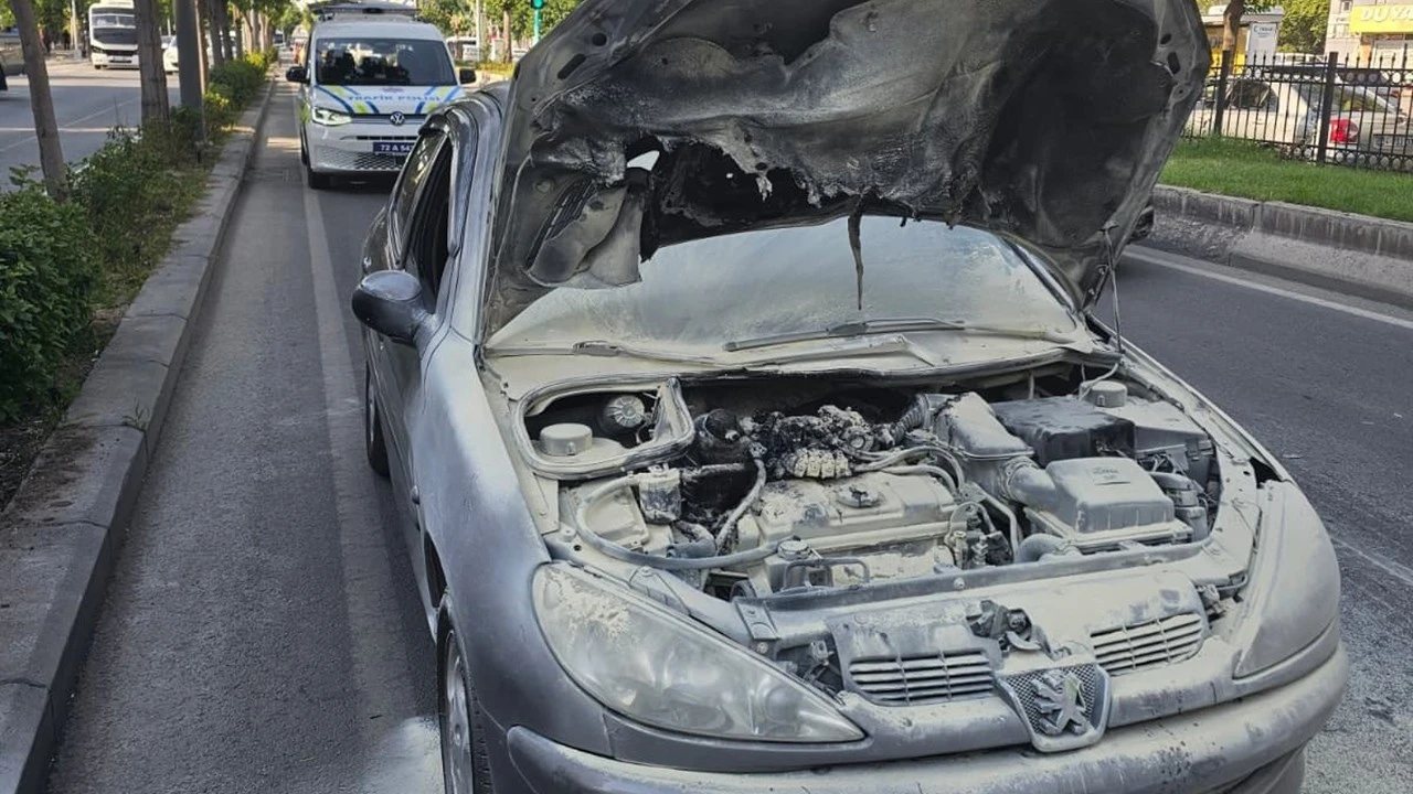 Diyarbakır Caddesi’nde Seyir Halindeki Araçta Yangın Çıktı