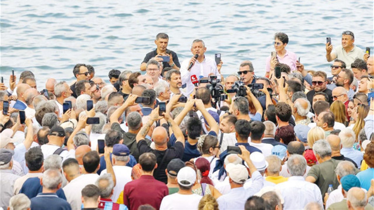 Özgür Özel: Yeni dönemi inşa eden bir yürüyüş içindeyiz
