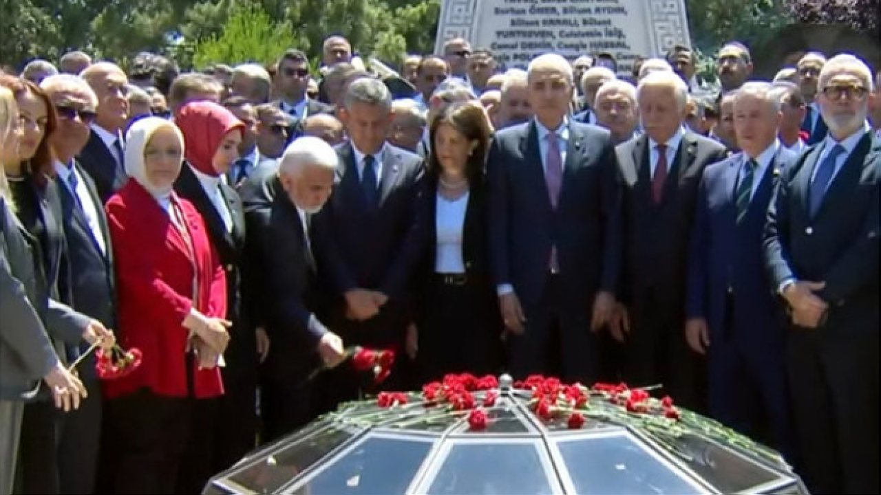 TBMM Başkanı Kurtulmuş, 15 Temmuz Şehitler Anıtı’na Çiçek Bıraktı