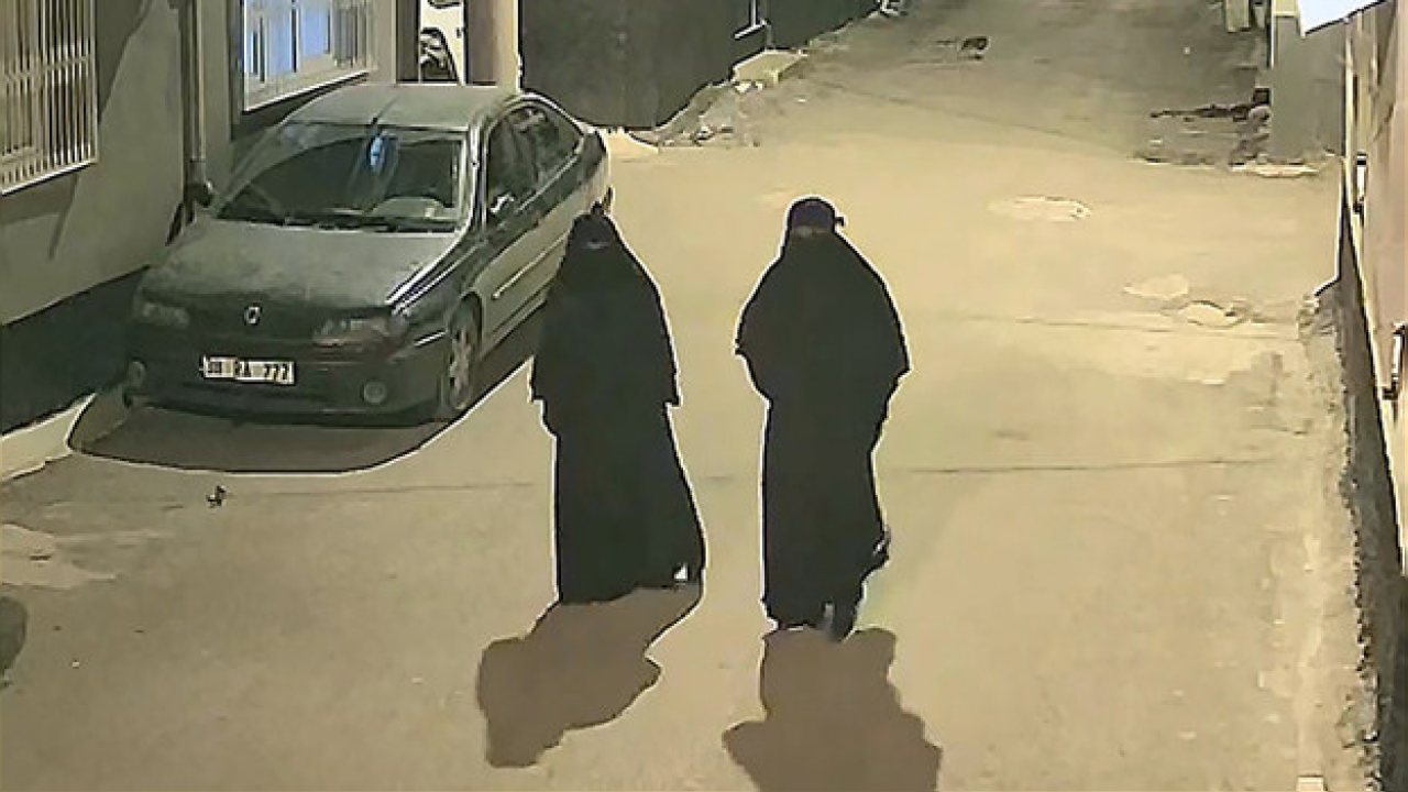 Adana’da Çarşaf Giyen Hırsızlar Ev Soyarken Yakalandı