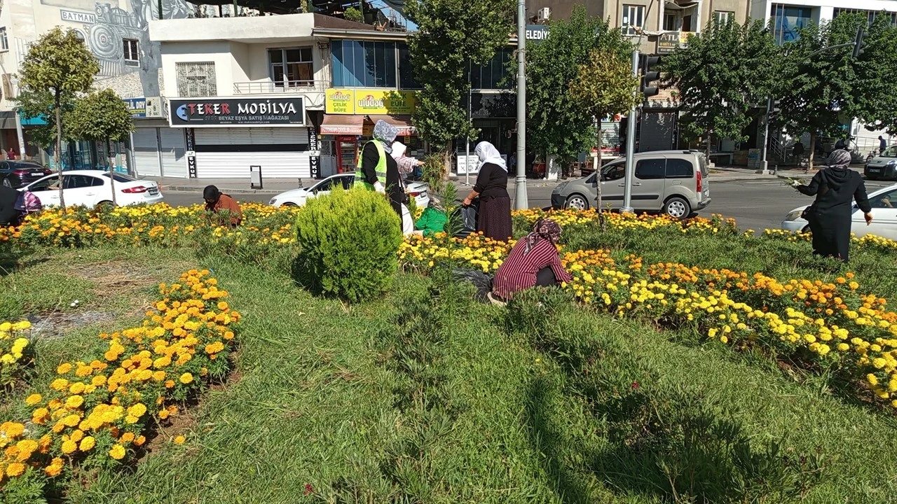 Batman’da 70 Bin Çiçek İçin Kadın Personel Görevde