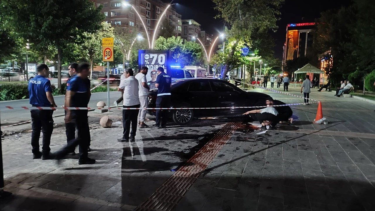 Diyarbakır Caddesi’nde Kontrolden Çıkan Araç Aydınlatma Direğine Çarptı