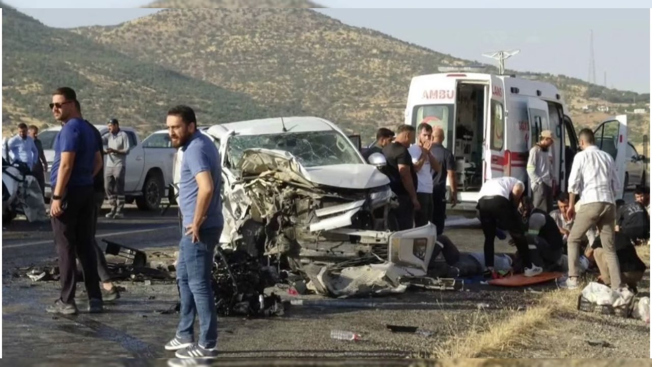 GERCÜŞ’TE FECİ KAZA: PİKAP İLE HAFİF TİCARİ ARAÇ ÇARPIŞTI, 7 KİŞİ YARALANDI