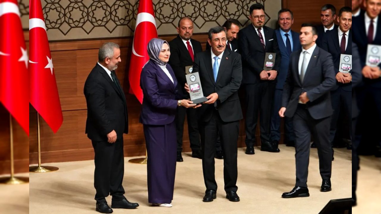 Dr. Ekrem Teymur ve Bedia Teymur’a Yılın İnternet Haber Sitesi Ödülü