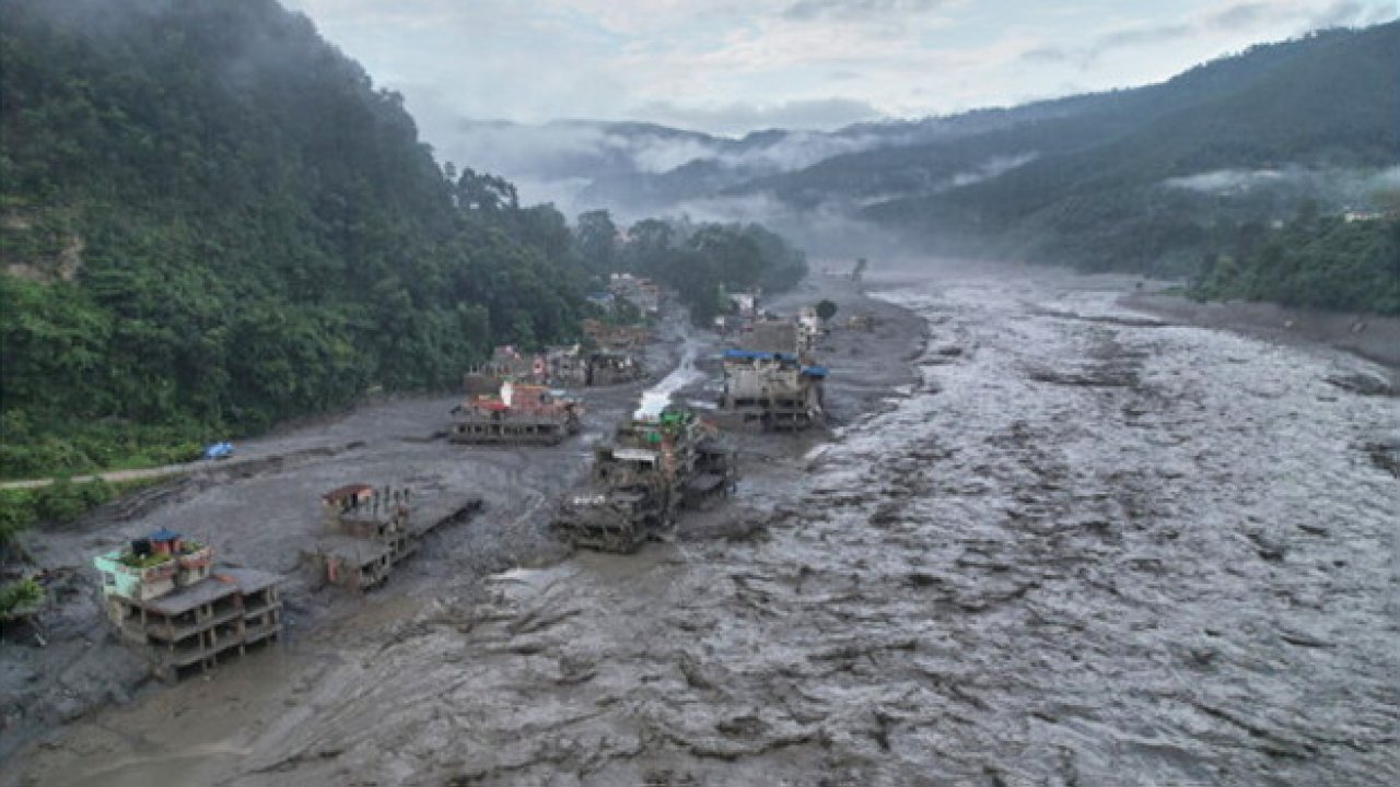 Nepal’de Öğretmen, Sel Felaketinde 900 Öğrenciyi Kurtardı