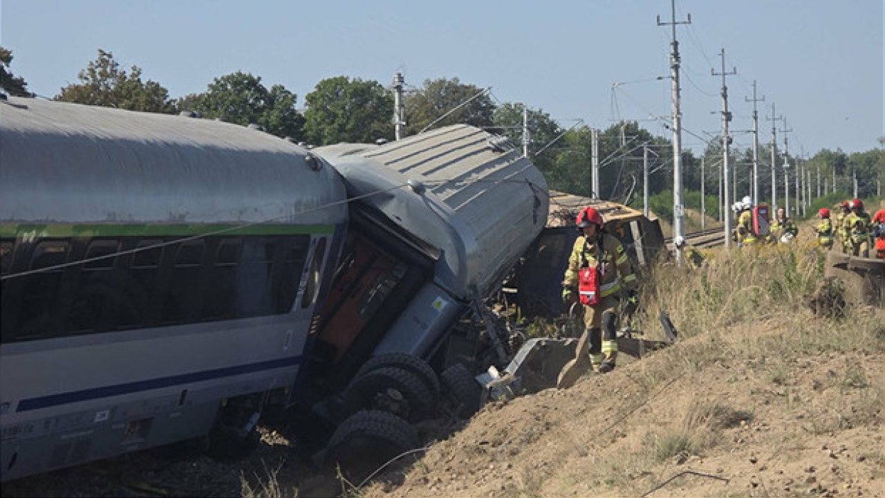 Polonya’da Tren ve Kamyon Çarpıştı: 1 Ölü, 19 Yaralı