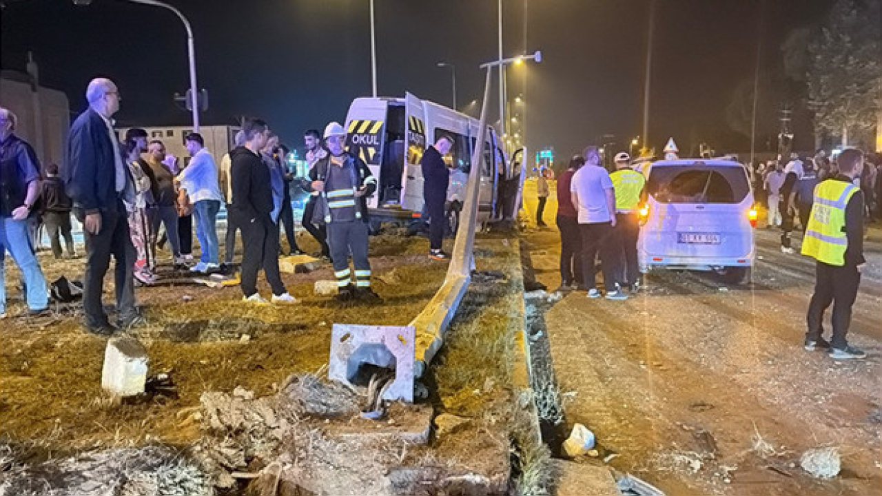 Bartın’da Düğünden Dönen Minibüs ile Araç Çarpıştı