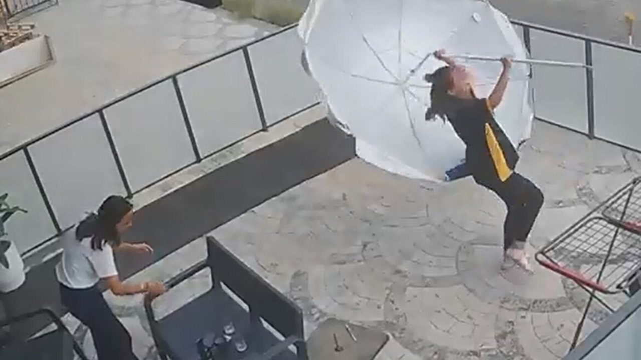 Aksaray’da Fırtına Genç Kızları Zor Durumda Bıraktı