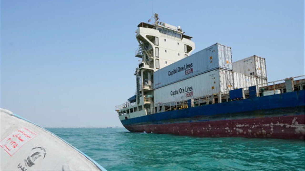 İran, Togo bayraklı petrol tankerine saldırdı
