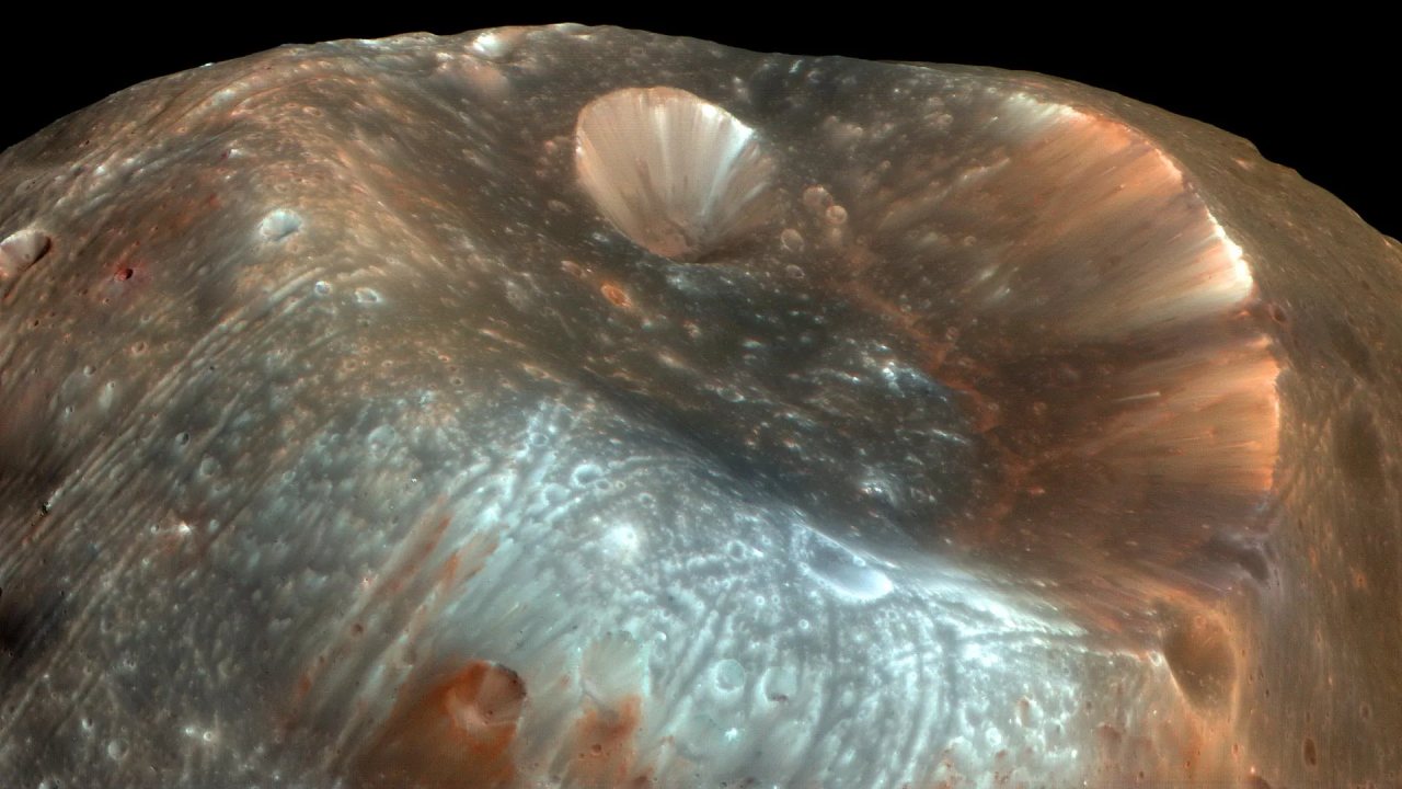 Mars’ın Phobos Ayı’ndaki Kraterin Gizemi Çözülüyor