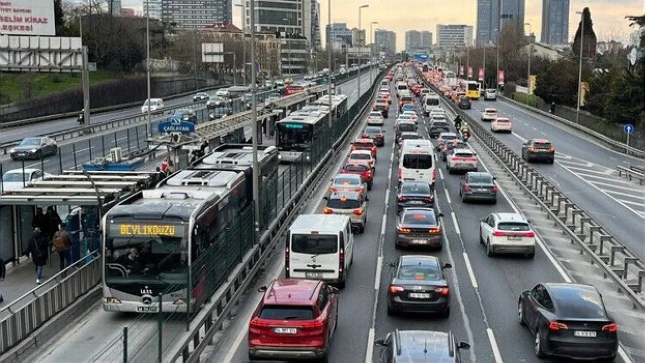 İstanbul’da Yağış Sonrası Trafik Yoğunluğu Yüzde 71’e Ulaştı