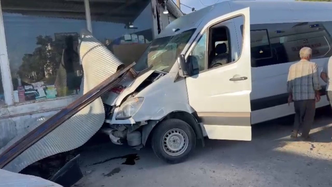 Karaköprü’de Kontrolden Çıkan Servis Aracı Dükkana Girdi