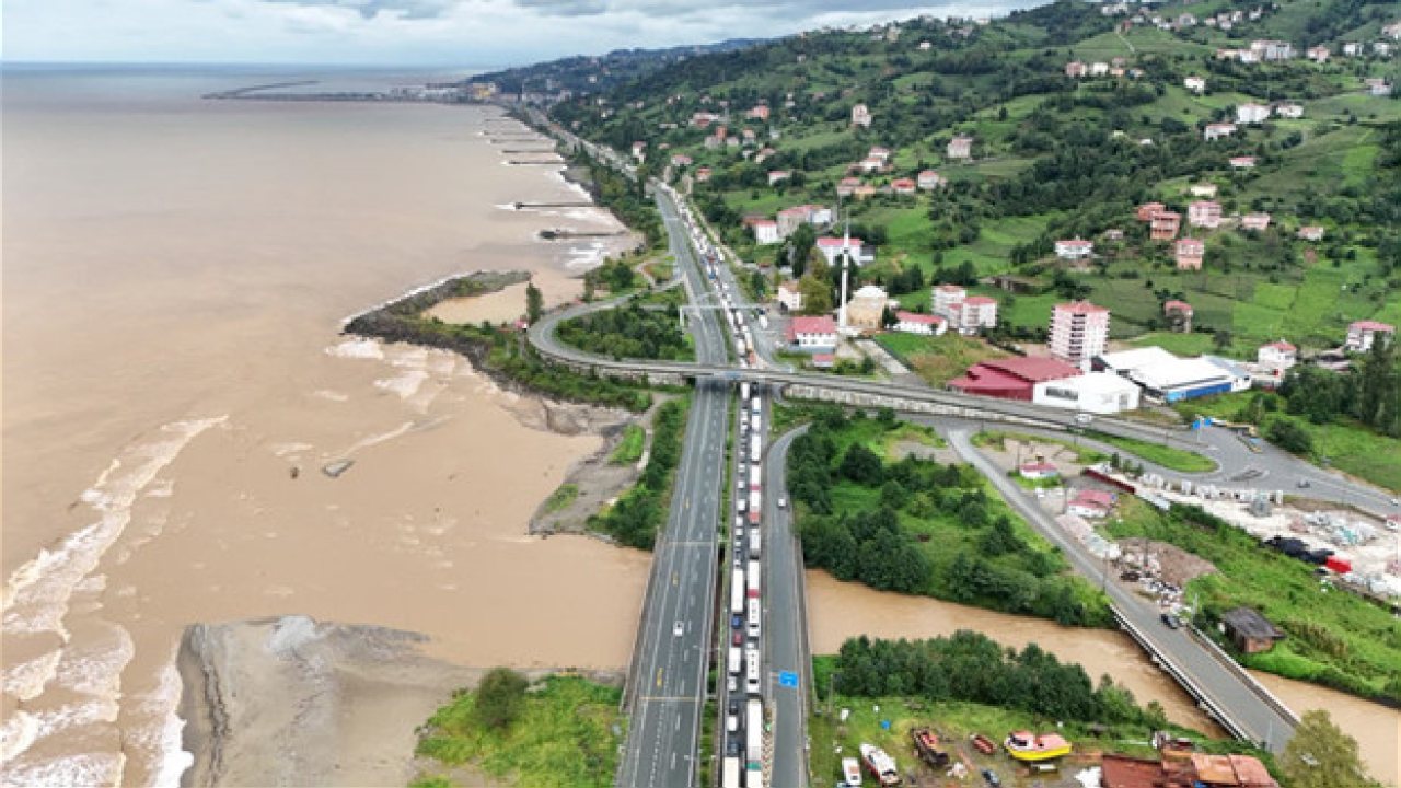 Rize’de Sel ve Heyelan Sonucu 1 Milyar Lira Zarar Tespit Edildi