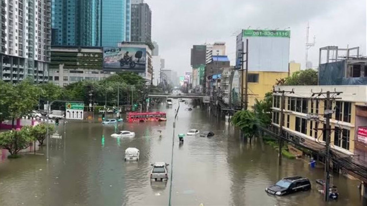 Bangkok’ta Sel Nedeniyle Binlerce Kişi Tahliye Edildi